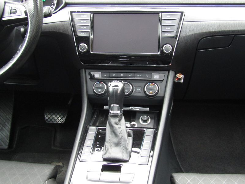 Škoda Superb (2015) 2.0 TDI 140kW DSG SPORT LINE - fotka 17 z 46
