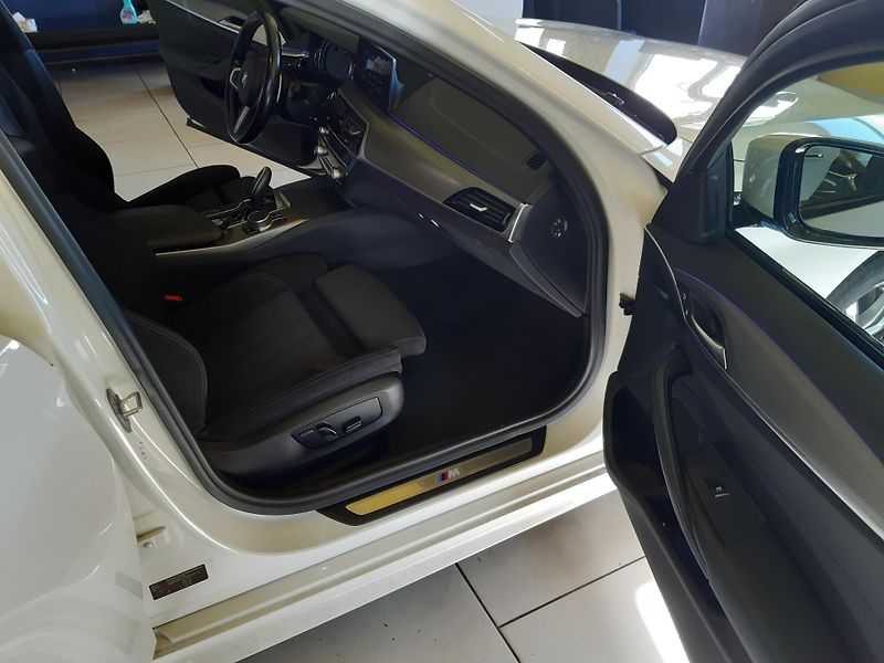 BMW Řada 5 520d XDRIVE M-PAKET - fotka 28 z 32