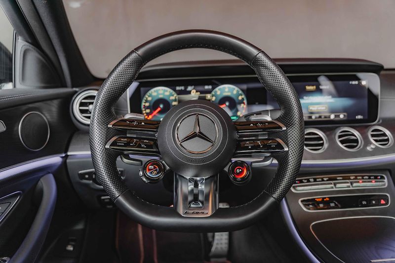 Mercedes-Benz Třídy E (2022) 53-AMG-4M-PANO-DIS-360-GTsport - fotka 10 z 17