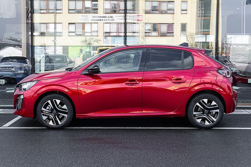 Peugeot 208 (2025) 1,2 ALLURE PureTech 100 S&S MA - fotka 8 z 19