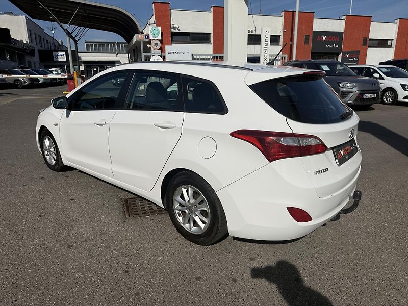 Hyundai i30 1.6 - fotka 8 z 23