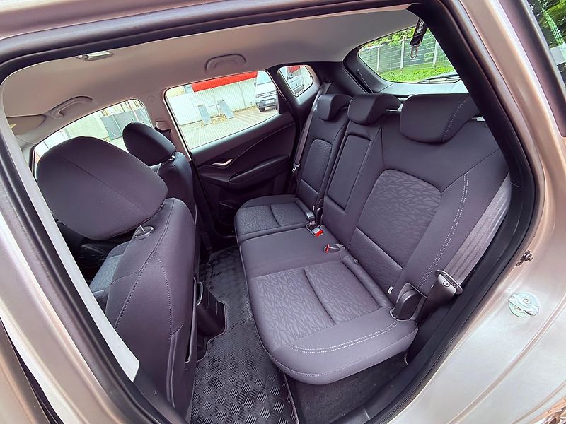 Hyundai ix20 1.6 Comfort, Navi, AutoAC - fotka 11 z 26