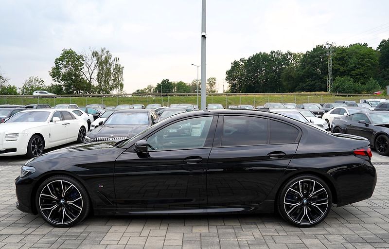 BMW Řada 5 M550i xDrive/Lasery,HUD/530PS - fotka 3 z 44