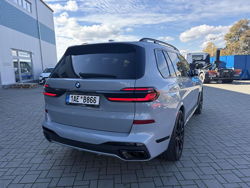BMW X7 (2024) xDrive 40i - fotka 5 z 33