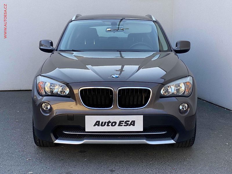 BMW X1 (2010) 2.0d sDrive18d, AC, TZ, park - fotka 2 z 15