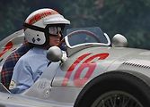 Jackie Stewart řídí Mercedes-Benz W165 při Festival of Speed Goodwood 2014.