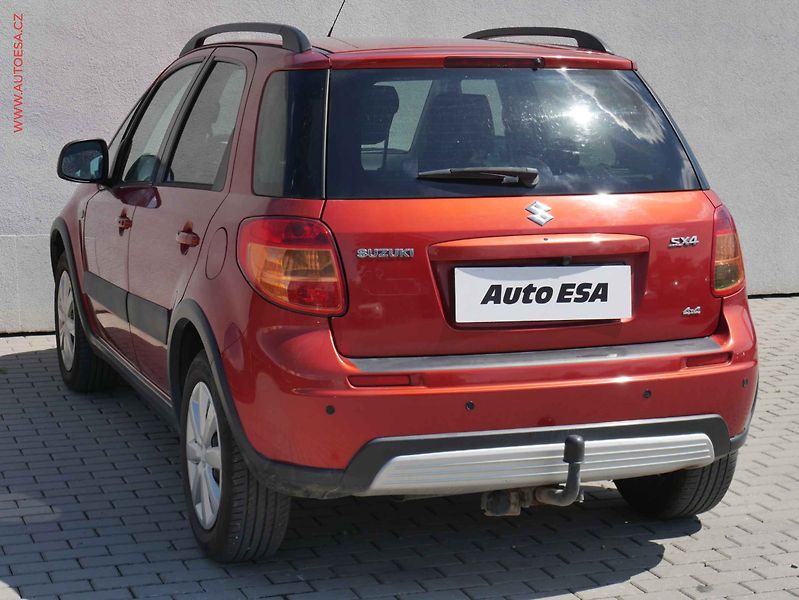 Suzuki SX4 (2006) 1.6i 4x4, AC, park.kamera - fotka 6 z 19