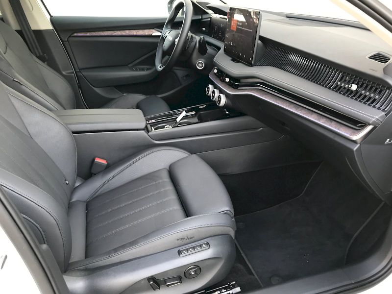 Škoda Superb (2025) COMBI L K TD 142/2.0 A7A - fotka 19 z 29