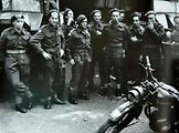 Skupina čs. vojáků, příslušníků Čs. samostatné obrněné brigády a před nimi motocykl Triumph 3SW.