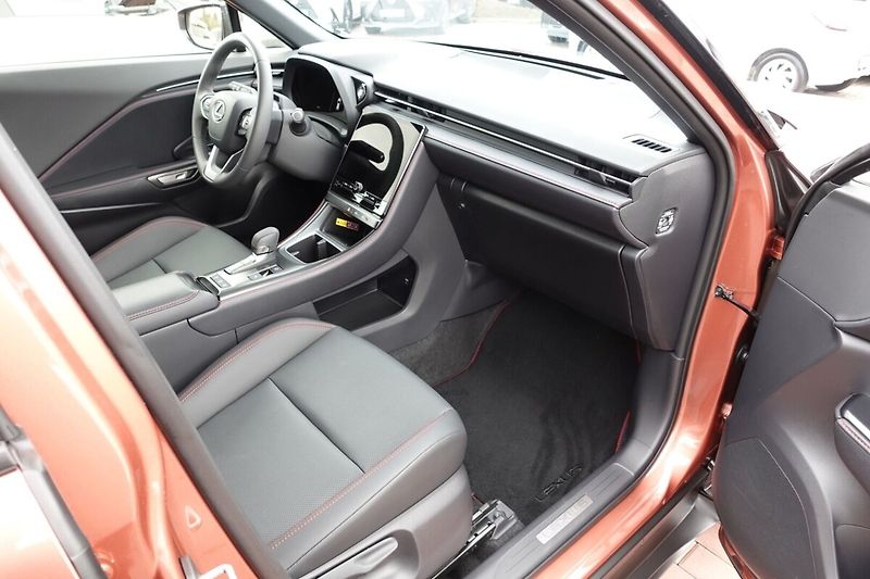 Lexus LBX 1,5 HEV Emotion Tech FWD - fotka 13 z 33