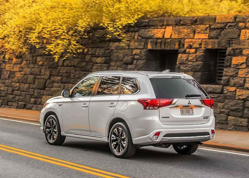 V Praze kromě elektromobilů zaparkují zdarma už jen hybridy do zásuvky.