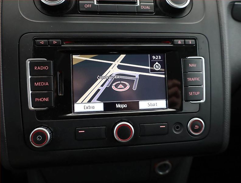 Volkswagen Touran (2011) 1.6 TDI, Serv.kniha, Navi - fotka 11 z 13