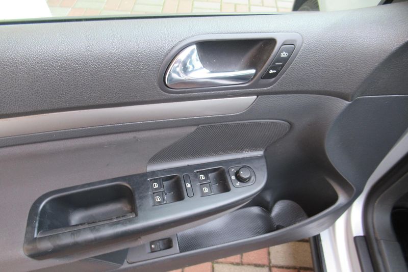 Volkswagen Golf 1.9 TDi AUT. KLIMA TAŽNÉ - fotka 16 z 18
