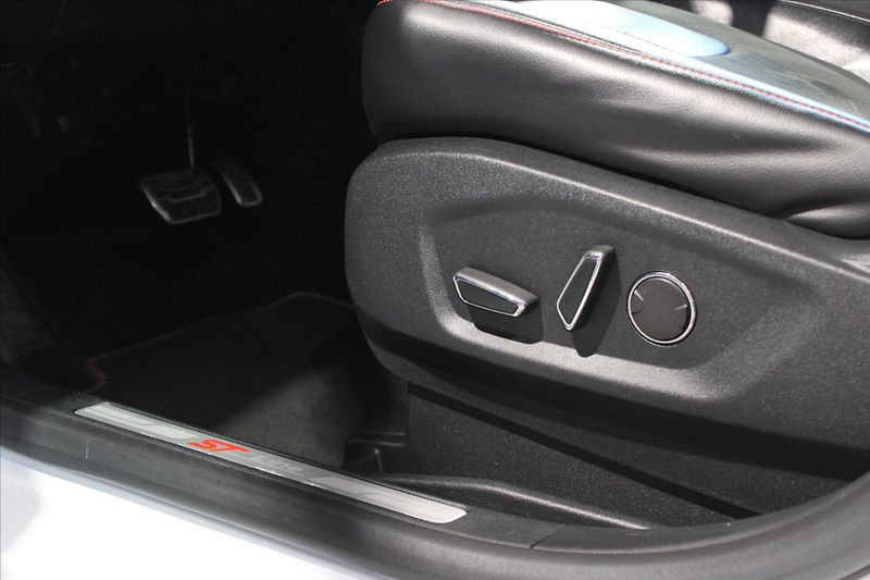 Ford Edge TDCi AWD Bi-Turbo ST-Line - fotka 11 z 36