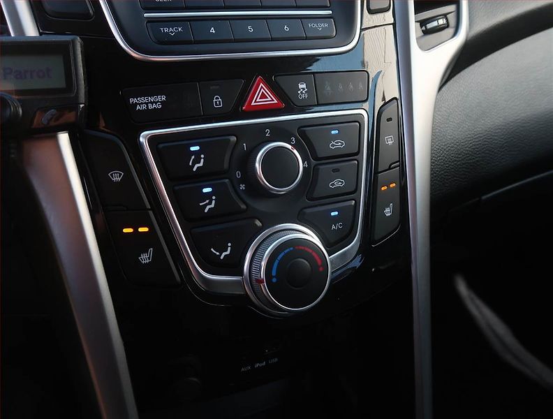 Hyundai i30 (2013) Trikolor 1.6 GDI, Serv.kniha - fotka 15 z 18