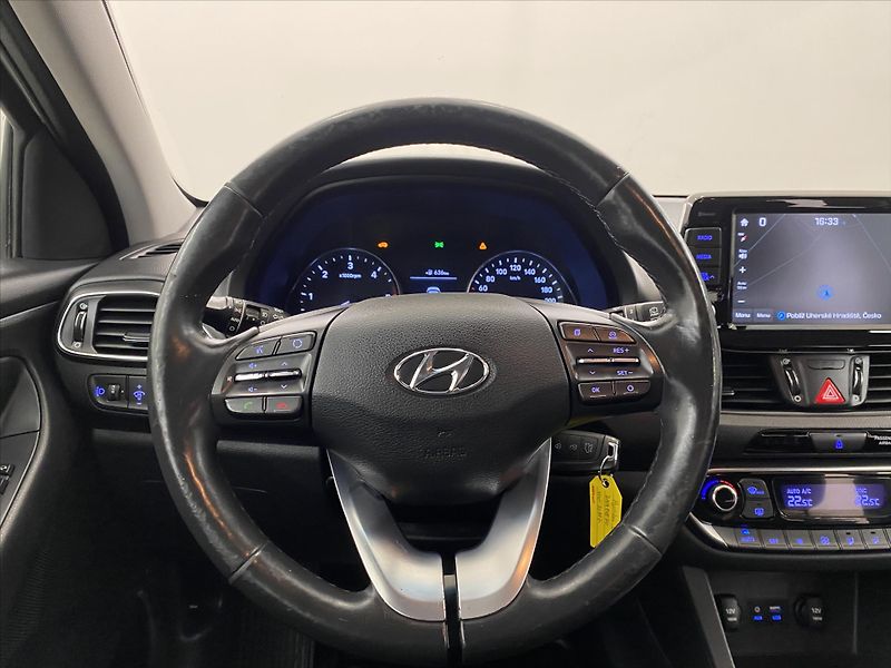 Hyundai i30 1,6 CRDi 81 kW Navi - fotka 10 z 24