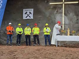 Na portálu Dolní Radechová proběhlo slavnostní požehnání svaté Barbory – patronky horníků, a tím i oficiální zahájení ražby tunelu, který je součástí stavby I/33 Náchod – obchvat.