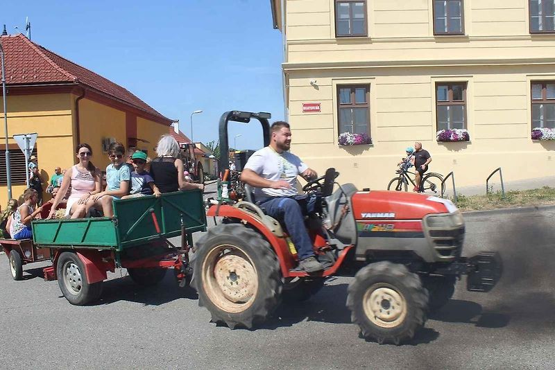 Podivínský mazec nabídl svůj třináct ročník. Jedinečná traktoriáda na Břeclavsku lákala poslední červencovou sobotu na spanilou jízdu, závody i přehlídku několika veteránů.