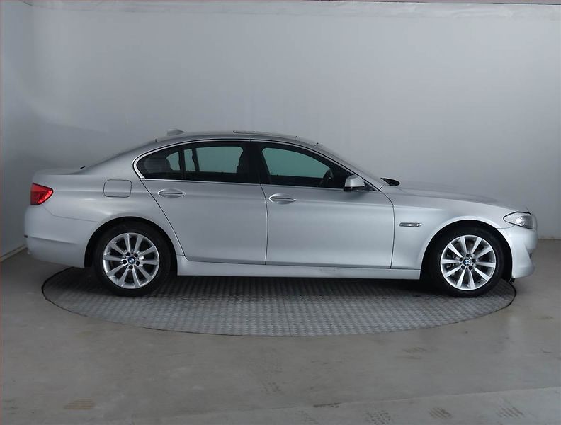 BMW Řada 5 (2013) Modern Line 530d xDrive, 4X4 - fotka 6 z 23