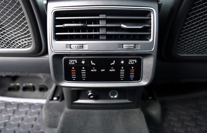 Audi Q7 50 TDI/Q/360/20/Sline/DPH - fotka 37 z 50