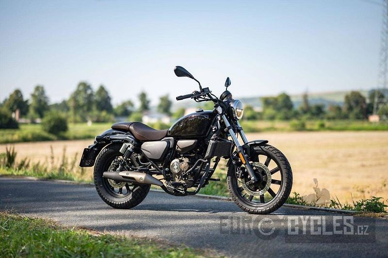 QJ Motor SRV 125 (2026) - fotka 8 z 17