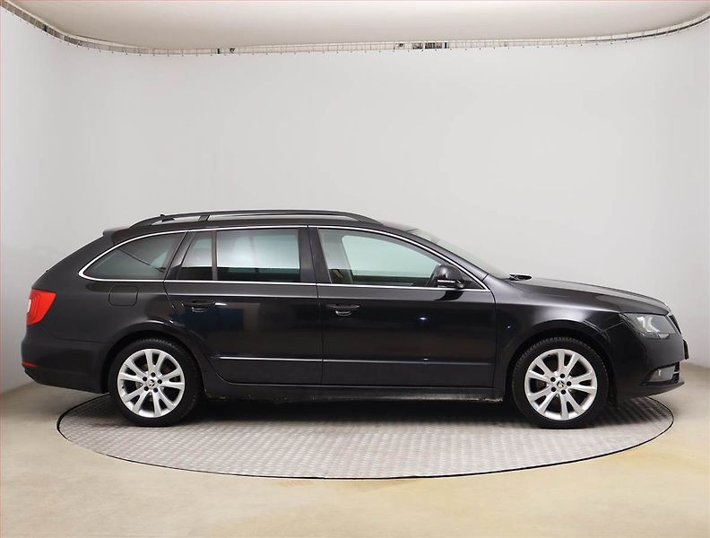 Škoda Superb (2015) Style 2.0 TDI, Navi, Xenony - fotka 6 z 22