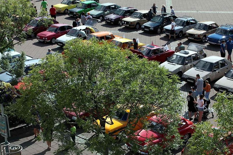 Již 8. ročník tradičního zlínského setkání všech majitelů vozů značky Škoda vyrobených do roku 1994. Náměstí Míru ve Zlíně.