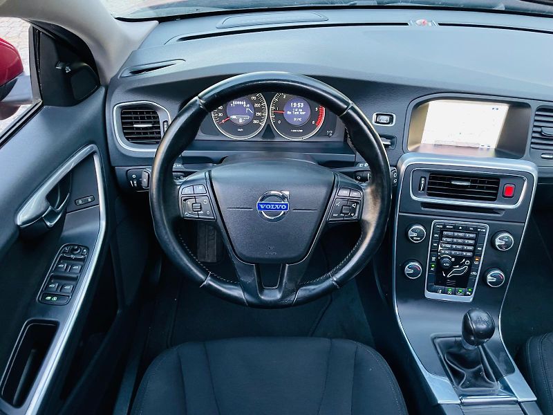 Volvo V60 2.0D4 5VÁLEC SERVISKA TAŽNÉ - fotka 24 z 48