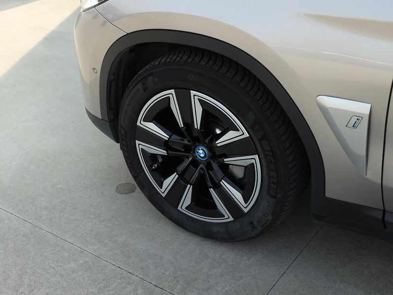 BMW iX3 - fotka 13 z 19