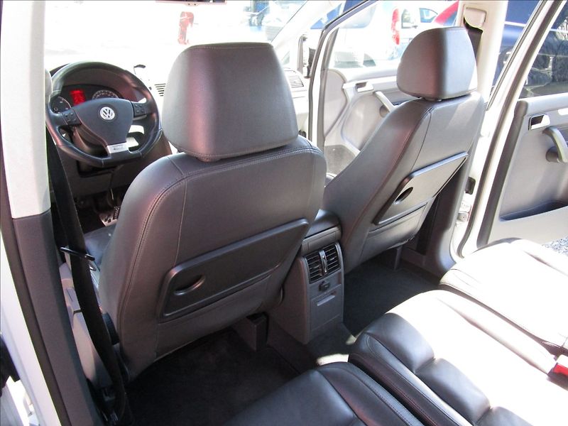 Volkswagen Touran 2.0TDi DSG Highline, 7 míst - fotka 28 z 49