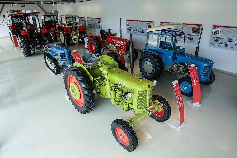 Český výrobce Zetor slaví 80 let od doby, co z montážní linky sjel první traktor. Na snímku je pohled na výrobní linku Zetoru.