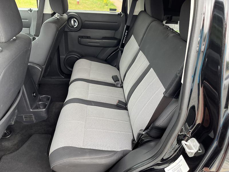 Dodge Nitro 2.8 CRD 4x4 Automat - fotka 11 z 27
