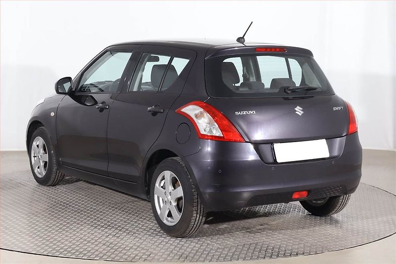 Suzuki Swift (2015) 1.2, Tempomat, Park. senzory - fotka 4 z 17
