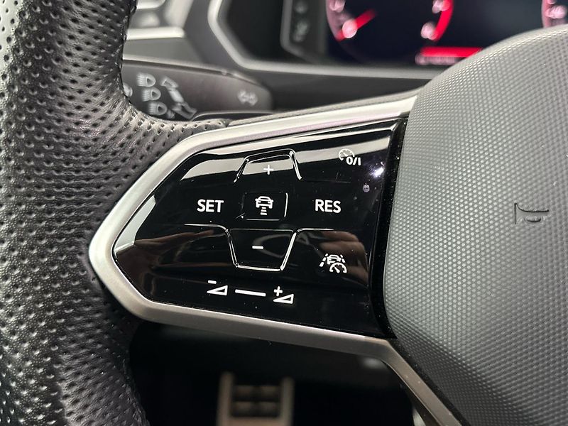 Volkswagen Tiguan R-Line DSG - fotka 23 z 29