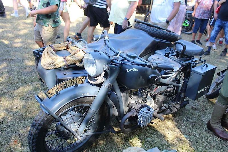 Cestou necestou. Tak jezdil ikonický německý válečný těžký motocykl BMW R75 z období II. světové války, který sloužil na všech frontách.