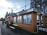 Tvarůžky si člověk z motorestu může i odvézt. A to v takřka jakékoliv formě. Stačí jen navštívit sousední krámek.