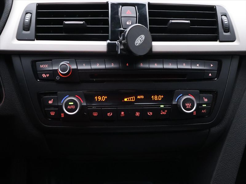 BMW Řada 3 2,0 320 XDrive 135kW Aut. - fotka 21 z 31