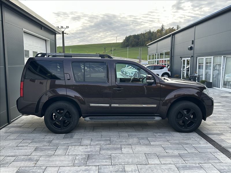 Nissan Pathfinder 3,0 DCI 231PS  LE Executive 4x - fotka 6 z 55