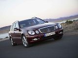 Mercedes třídy E Combi byl v roce 2008 v základní výbavě jen o máolevnější, než ML. Pokles ceny je u něj výraznější. Nejlevnější kousky 320 CDI Combi 4Matic stojí to samé, co slušné MBčko - 100 tisíc Kč...