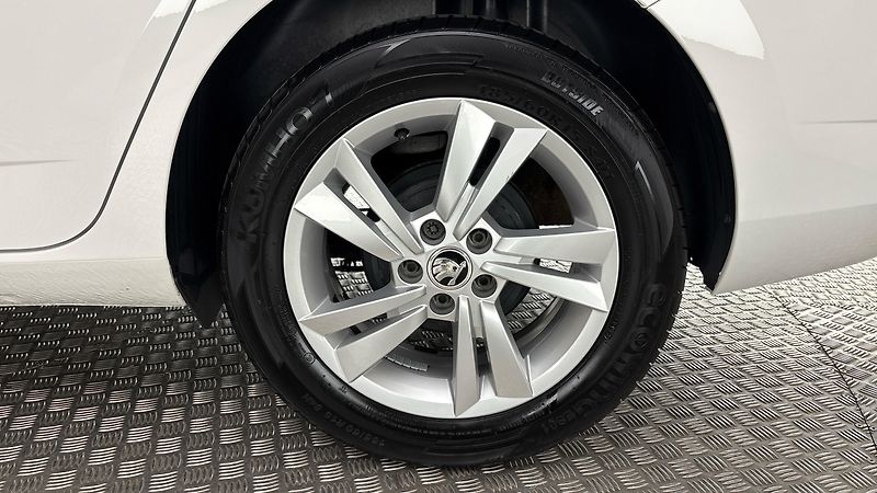 Škoda Fabia 1.0 TSI Ambition Combi - fotka 19 z 23