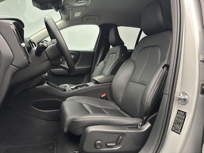 Volvo XC40 B4 DARK PLUS AUT CZ 1.maj - fotka 4 z 46