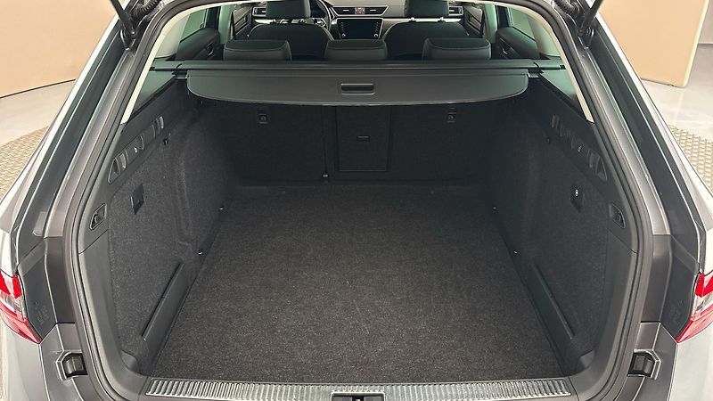 Škoda Superb 2.0 TDI DSG Style Combi - fotka 17 z 28