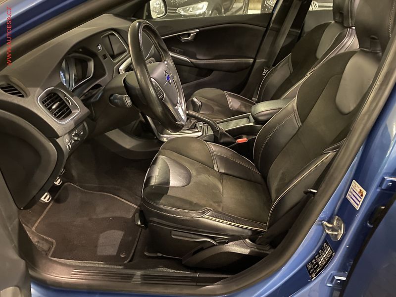 Volvo V40 (2015) 2.0 D2, 1.maj, R-design, navi - fotka 9 z 18