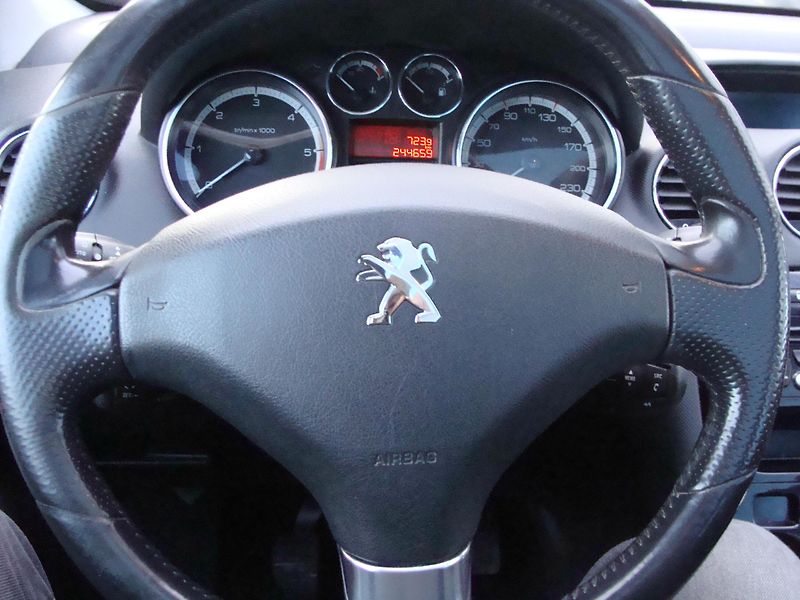Peugeot 308 1.6 HDi, 68 kW, panorama,klima - fotka 17 z 31