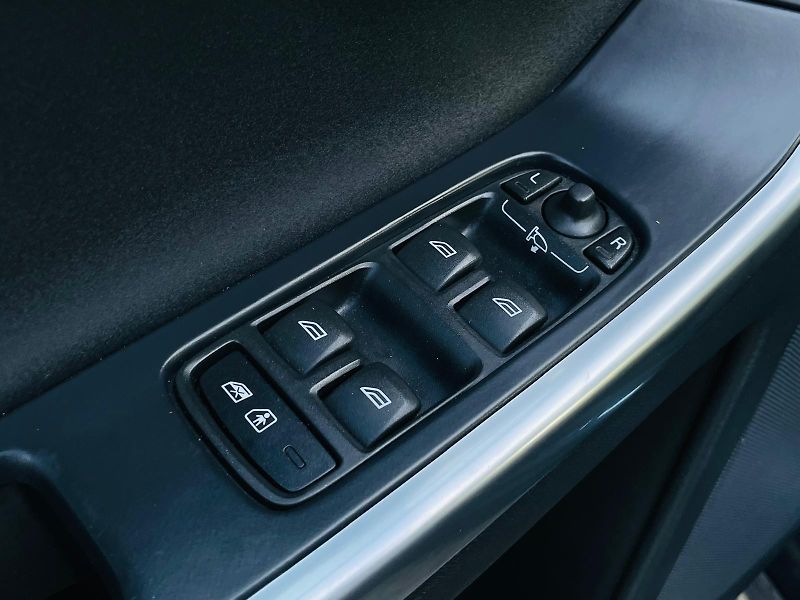 Volvo XC60 2.0D 5VÁLEC AUT TAŽNÉ VÝHŘEV - fotka 37 z 50