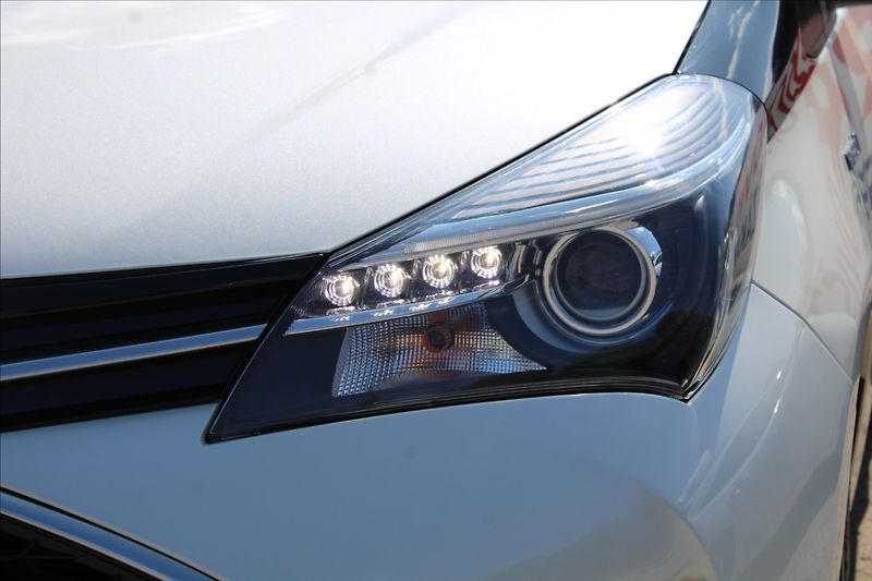 Toyota Yaris 1,5 HYBRID  ČR,A/T,SELECTION - fotka 30 z 31