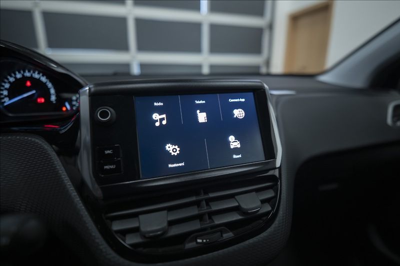 Peugeot 2008 1,2 i 1. AUT. AC VÝHŘEV 1. MAJ - fotka 30 z 36
