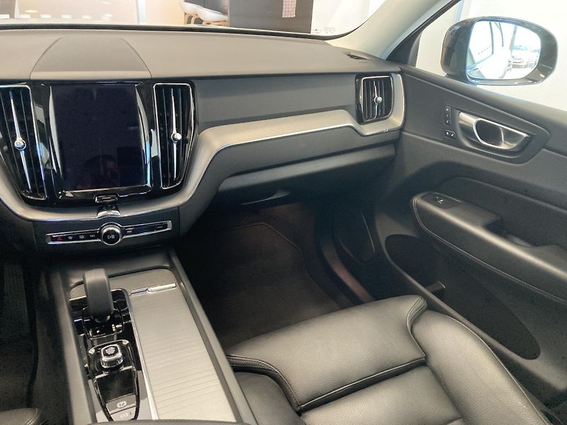 Volvo XC60 B4 AWD PLUS DARK AT8, ČR - fotka 14 z 26