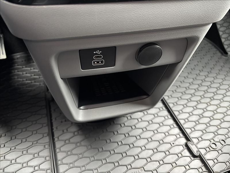 Ford Tourneo Custom 2,0 EcoBlue 125kW L2 Titanium - fotka 43 z 47