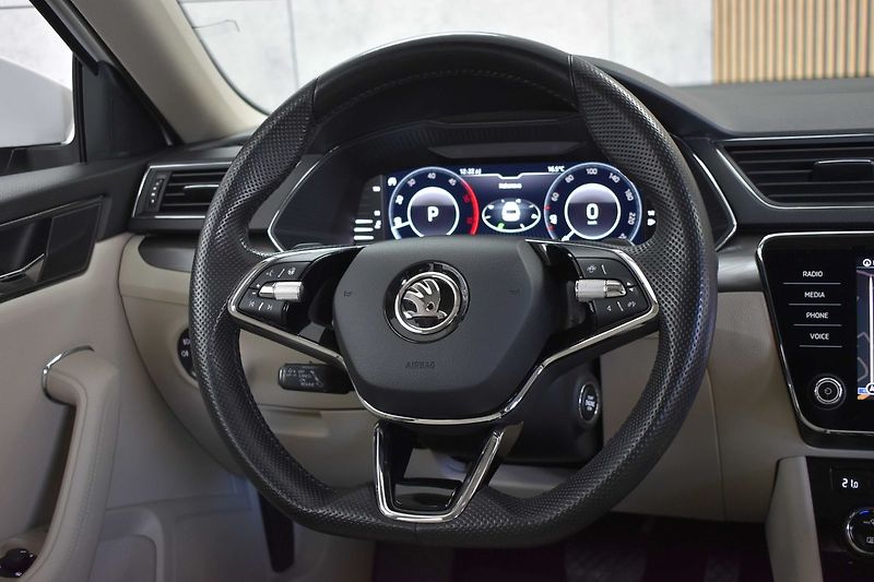Škoda Superb TDI 147kW 4x4*STYLE*DPH*ČR 1.M - fotka 17 z 40